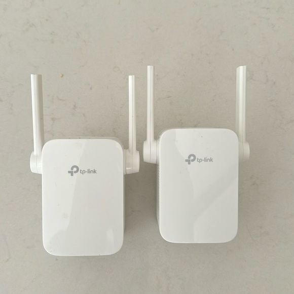 TP-link Model:RE205 Wall Plug Adapter in white - Picture 2 of 4